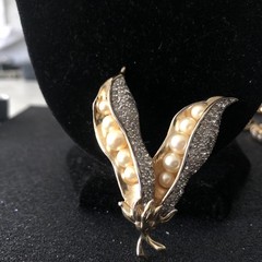 Very Rare vintage ￼Jomaz, for Joseph Mazer, Two Peas in a Pod brooch