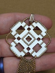 Avon Vintage 1972 Contempra Convertible Necklace/Pin – No Chain