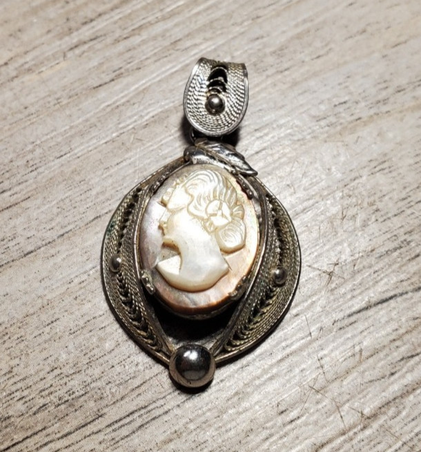Vintage Uncas Sorrento Sterling Silver filigree Mother Pearl cameo pendant