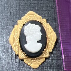 Vintage Cameo Brooch 1.5 In