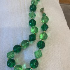 VINTAGE ART DECO GRIPOIX TEXTURED GREEN GLASS BEAD NECKLACE