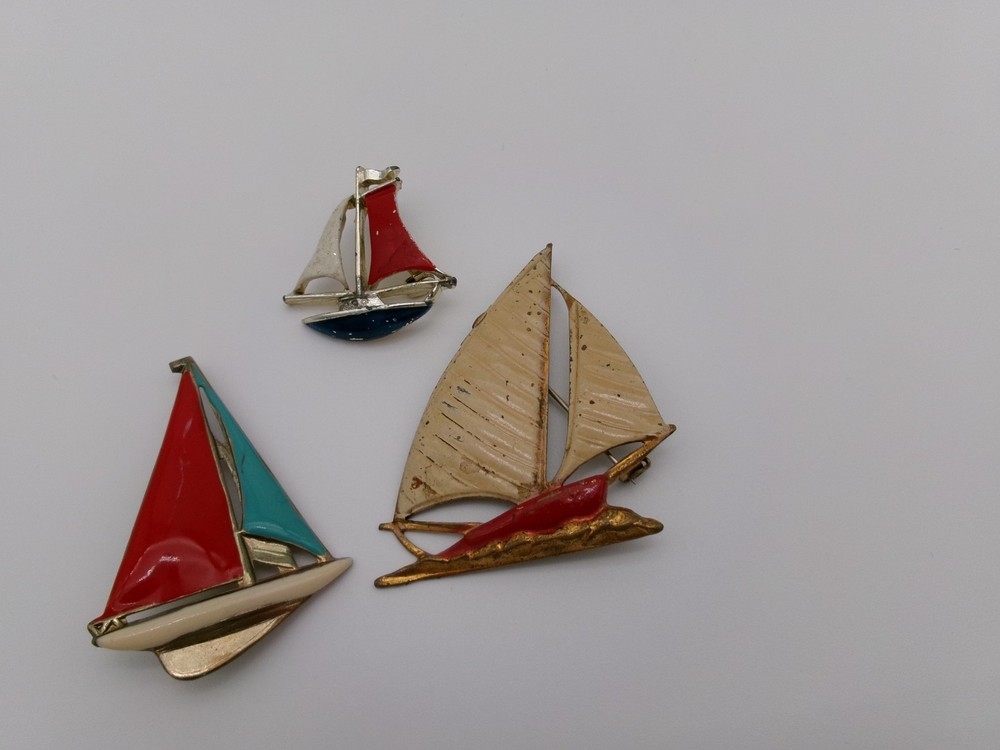 (3) Vintage Sailboat Nautical Seashore Pins RED BLUE TAN