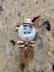 Vintage 1940’s Uncas Mfg Co Enamel Button Bakelite Boy Or Girl Pin