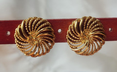 Vintage Earrings Pinwheel Gold-Tone Pierced Post 7/8 Inch