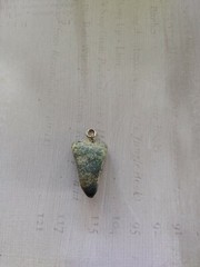 Vintage Pendant silver tone metal nugget green color stone bead serpentine