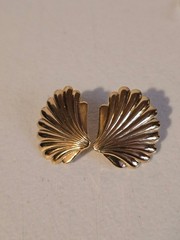 Vintage Scallop Shell Clip-On Earrings Gold Tone Approx 1″ Wide Statement