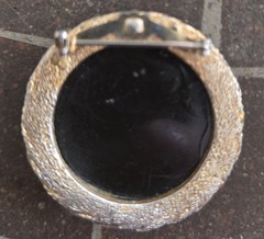 VINTAGE UNIQUE CAMEO BROOCH DEPICTING TWO CHERUBS DANCING. 4.5 cm