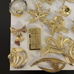 Lot Of 23 Vintage Gold Tone Brooches 18 Signed 5 Unsigned