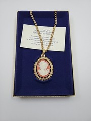 Vintage AVON 1974 Reversible Cameo Pendant Necklace 24″ Chain, Original Box