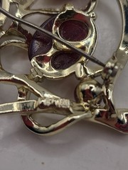 Brooch vintage LISNER burgandy moonglow thermoset berries In gold. Vintage