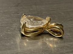 14kt Yellow Gold Pendant Tear Drop Clear Stone Unknown Hallmarked On Back