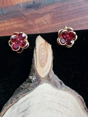 Vtg Flower Clip On Eearings Faceted Red Crystals Rhinestone Layered Gold Tone