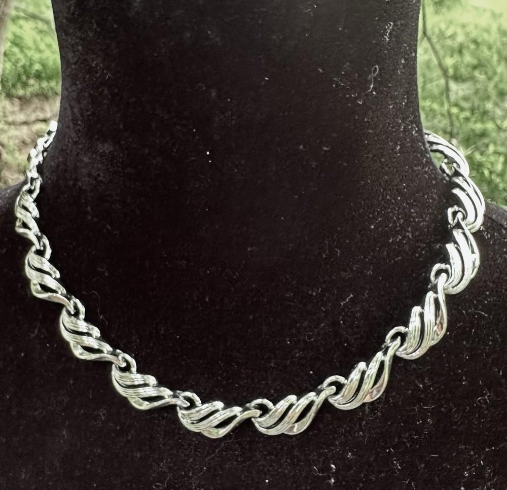 vintage Coro San Marco necklace features silver-toned linked swirl