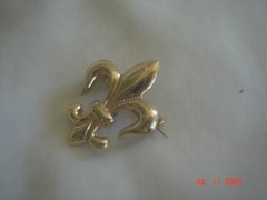 LOVELY Vtg. SMALLER FLEUR-de-LIS GOLD TONE PIN / BROOCH / PENDANT 1 1/8″ Long