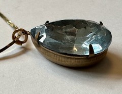 VINTAGE BLUE AQUAMARINE COLOR TEAR DROP GLASS PENDANT 1 1/4″ necklace 24″ vtg BR