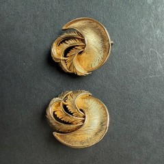 Vintage TRIFARI Crown Gold Tone Swirl Feather Leaf Clip on Earrings 1955-1969