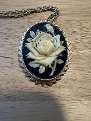 VTG ROSE BIRD CAMEO PENDANT BROOCH SIGNED 23” Chain Cottage ore