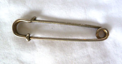 VINTAGE 1960’s METAL KILT CHARM SAFTEY PIN~~3″