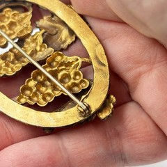 Mid Century Gold Tone Grape Cluster Brooch Pin Vineyard Leaf Vintage 40s-60s