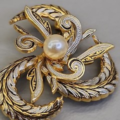 Vintage Damascene Brooch Spiral Imitation Pearl Gold Tone 1.5″