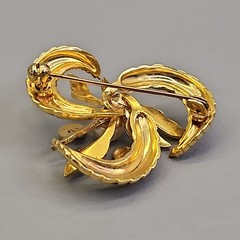 Vintage Damascene Brooch Spiral Imitation Pearl Gold Tone 1.5″