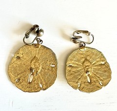 Vintage Sand Dollar Gold Clip On Earrings Textured Coastal Grandma Beachcore EUC