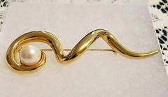 Vintage Signed Avon Faux Pearl Goldtone Ribbon Swirl Brooch Pin Secure Clasp