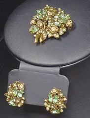Vtg Set Hollycraft Uranium 1950’s Green Rhinestone Brooch Earrings *Glows UV