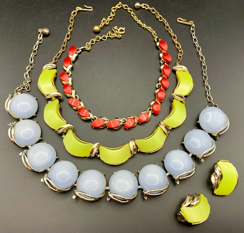 Vintage Thermoset Jewelry 4 Pc Collection Necklace Earrings Red Green Blue