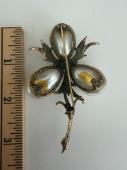 Vintage Ravana Floral Brooch Pin w/ 3 Lg Baroque Faux Pearls, Gold Tone, 3.25″