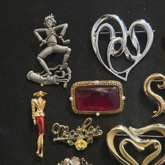 22 VINTAGE BROOCH COSTUME JEWELRY LOT HEARTS MOTHERS DAY FLOWER AVON JJ GERRYS