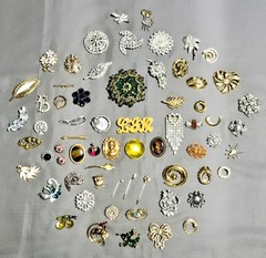 Costume Jewelry 65 + Lot Assorted Brooch & Pins Vintage To Now Gold Silver Tone