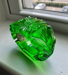 Vintage Chunky Daisy Carved Green Apple Juice Prystal Bakelite Clamper Bracelet