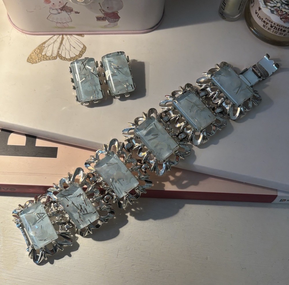 VINTAGE Gorgeous Confetti Lucite Thermoset Silver tone Bracelet & Clip Earrings