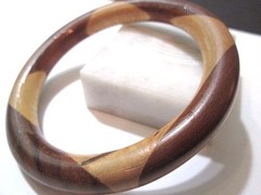 INLAID LIGHT AND DARKER BROWN BANGLE BRACELET VINTAGE 1970’S SQUARE IN CIRCLE