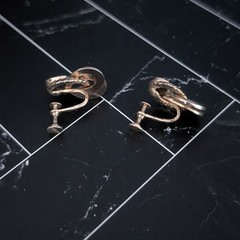 Vintage Screw On Earrings – Gold Tone Interlocking Rings 0.75″