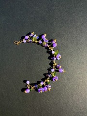 Gold Tone 7.5” Vintage Style – Green Leaf, Purple Flower Charm Bracelet.