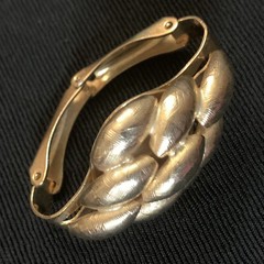 Vtg Couture Puffy Gold Tone Textured Nouveau Style Scarf Clip 1 5/8” Hinged