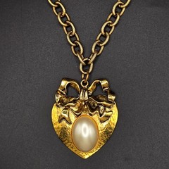Vintage Gold Tone Hammered Heart Bow Faux Pearl Pendant Necklace 24 Inch Chain