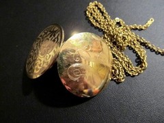 VtG 1940s LeStage 12kt G.F. Locket Pendant Scrollwork Calligraphy on 24″GF Chain