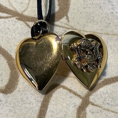 Vintage Military Sweetheart Heart Locket – Goldtone – Fast Shipping