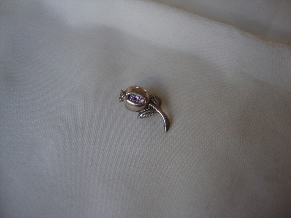 VINTAGE 1970-80s 3D POMEGRANATE LAVENDER TOPAZ STERLING SILVER STAMPED 925 PIN