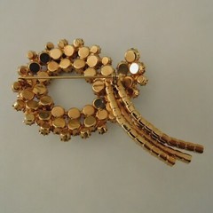 VINTAGE 1960’s D&E JULIANA RED and CLEAR AURORA BOREALIS BROOCH / LARGE 3 3/8″