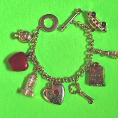 Vintage I LOVE NEW YORK Enameled CHARMS Gold Tone Toggle Clasp Chain Bracelet