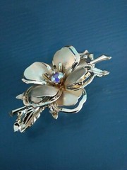 Vintage Gold Tone 3D Crystal Rhinestone Flower Brooch Pin. N11019