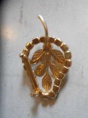 LOT OF 3 VINTAGE UNBRANDED GOLD & BRONZE BROOCHES