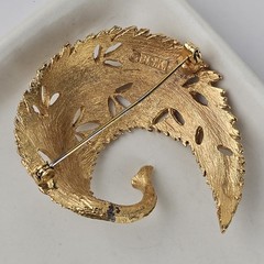 Vintage Gold Tone Brush Metal Textured Curved Leaf Feather Brooch Pin