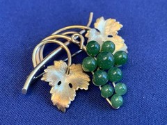 Vtg Gold Filled Krementz Grape Cluster Brooch 7.48g Jewelry Jade Look Stones Pin