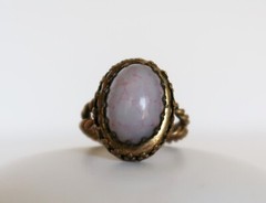 Vtg pink polished stone cabochon brass tone braided open band adjustable ring