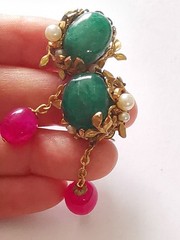 MIRIAM HASKELL 50’S GILT BRASS DANGLE EARRINGS: JADE & RUBY PÂTÉS DE VERRE BEADS